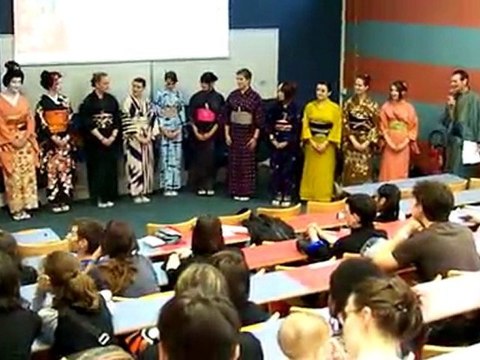 Défilé de tenues traditionnelles Japonaises à Japan galaxy