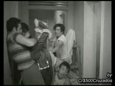 Ramón Valdez (Seu Madruga) apanhando muito