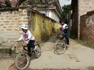 VIETNAM : des enfants à vélo