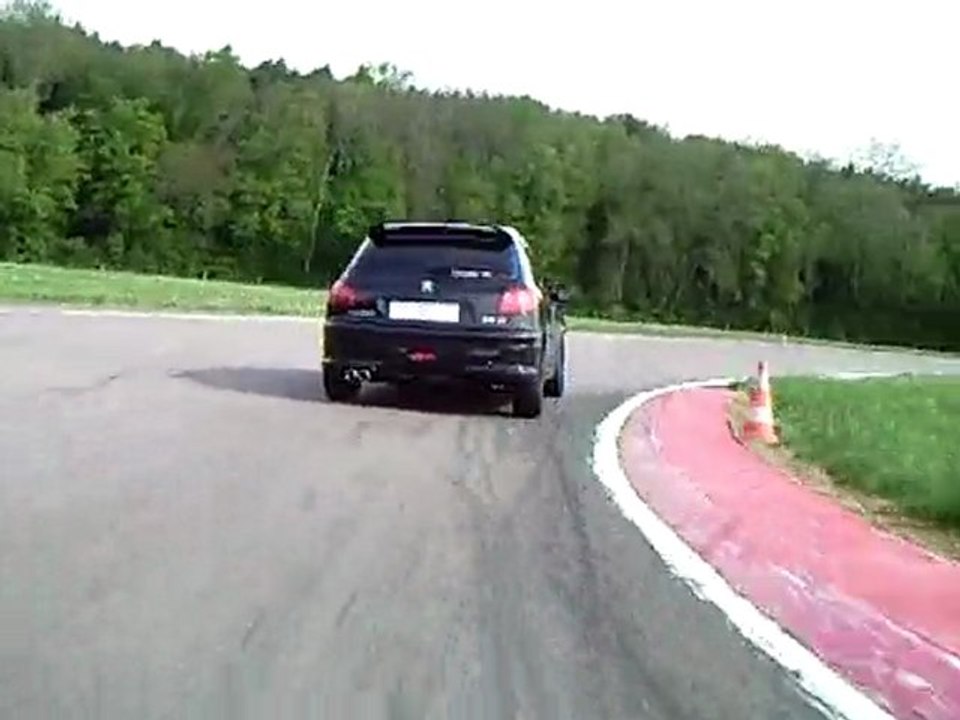 206 rc aux ecuyers 5 mai 2010 (vue capot)