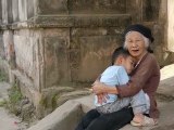 VIETNAM : une mémé chante une berceuse pour son petit fils