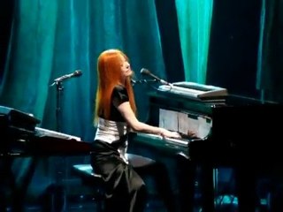 Tori Amos Live In Paris - Caught a lite sneeze