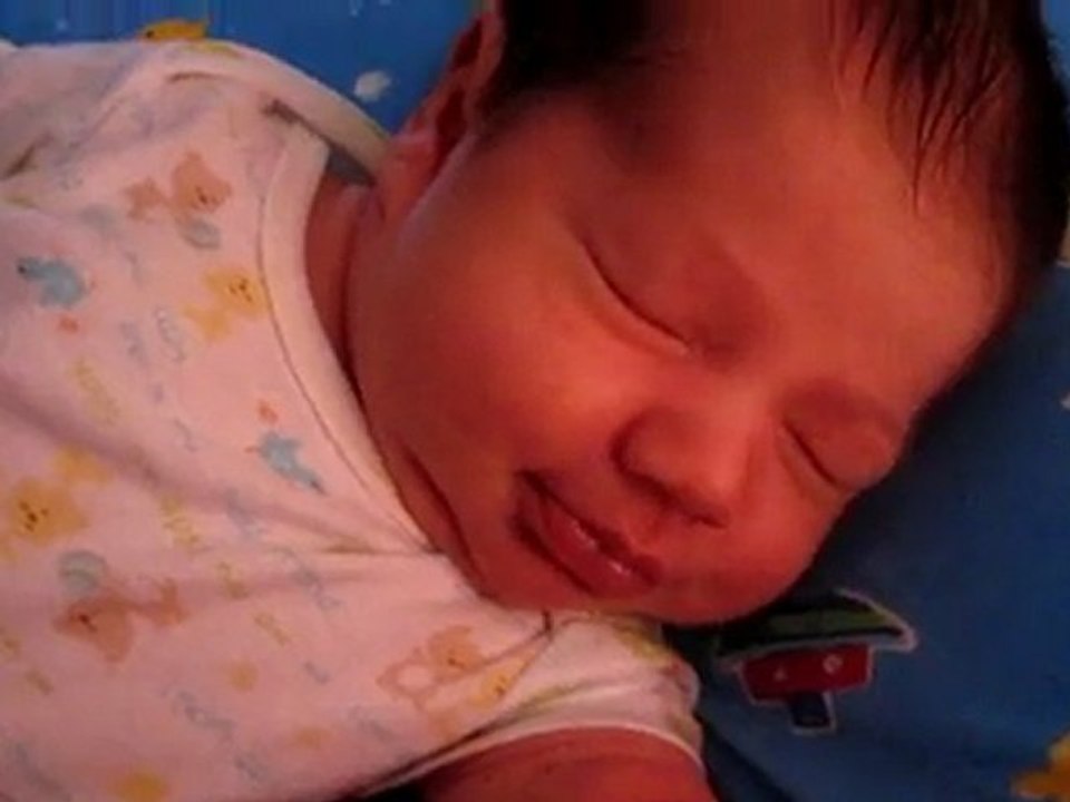 3 weeks old - Sleepy baby