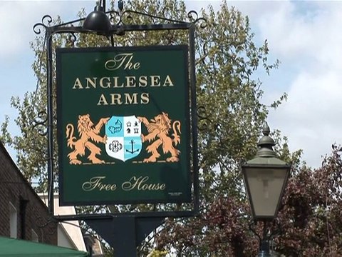 Londoners head to their local pub... to vote