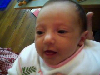 Clara qui gazouille à sa mamie