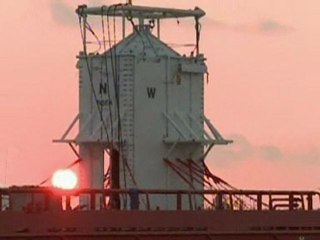 BP to lower giant box over oil leak