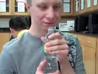 Il boit une bouteille d'eau de 50 cl en 1 seconde