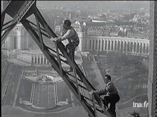 La Tour Eiffel attire les alpinistes (Paris)