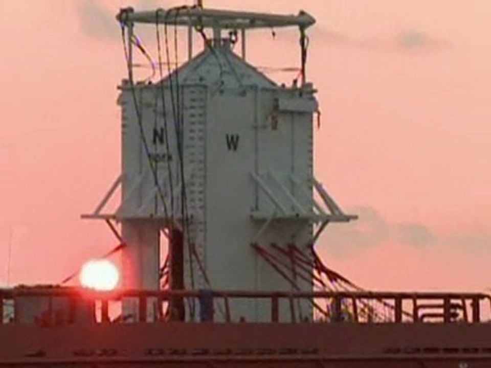 Workers deploy oil funnel in US