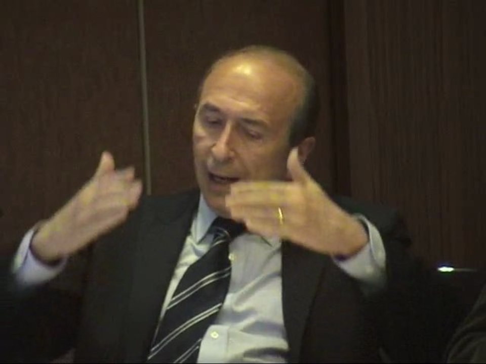 Gérard Collomb répond à la presse sur le TOP
