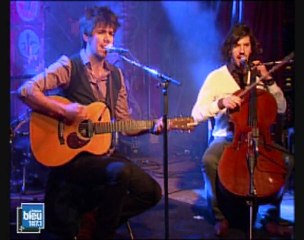 REVOLVER chante Get around town