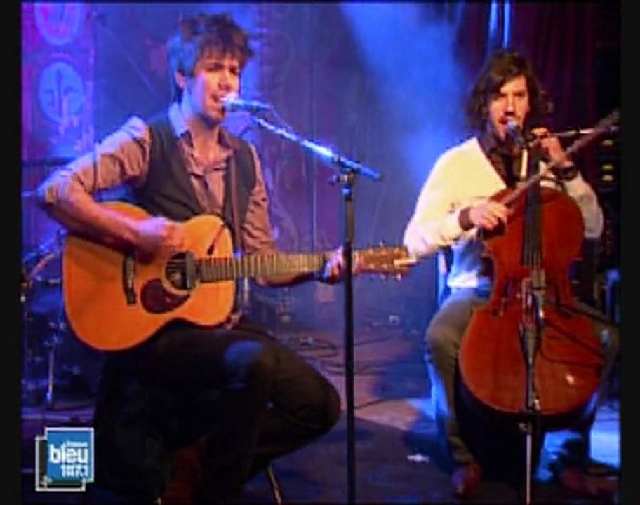 REVOLVER chante Get around town