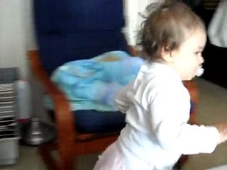 Mélissa donne le biberon au chaton