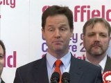 Elections britanniques: Clegg, déçu des résultats, refuse toute précipitation