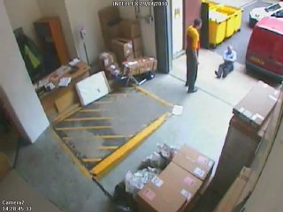 Régis loupe une marche