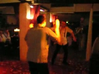 2 poivrots mettent le feu  sur la piste de danse du mariage