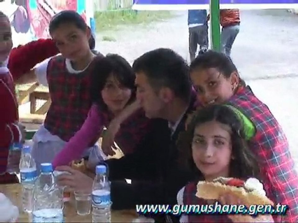 POLİSLER PİŞİRDİ, MİNİKLER YEDİ