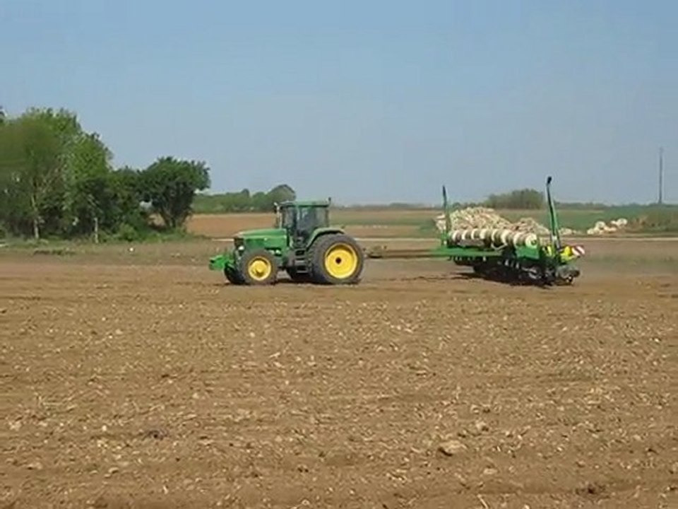 Semoir John Deere MaxEmerge 16 rangs - Tracteur 7800