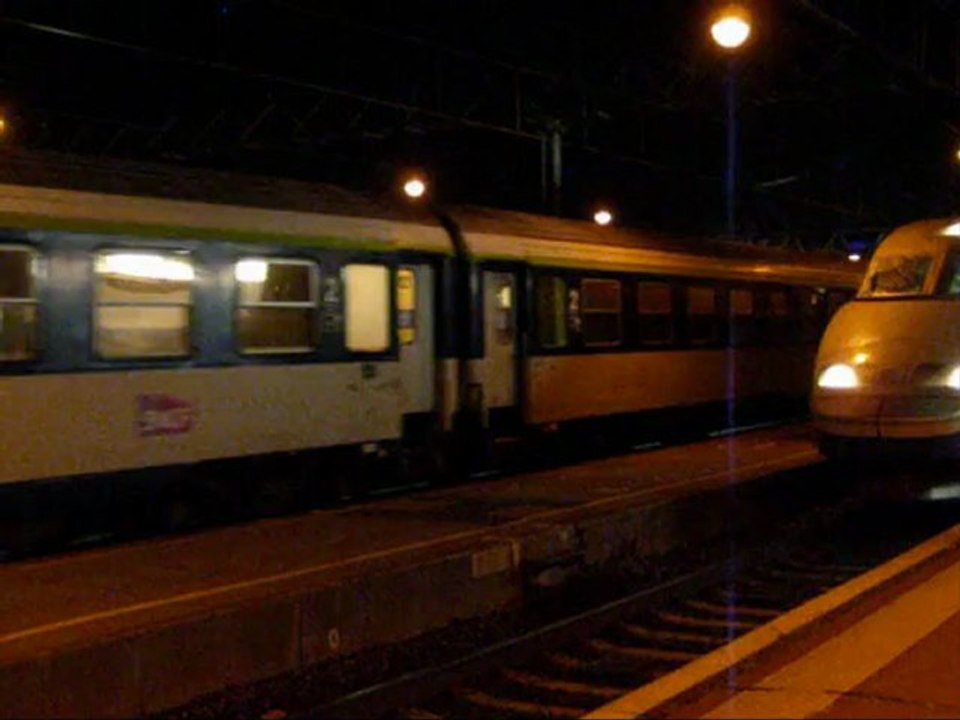 La BB 22337 au départ de Lyon sur le lunea Hendaye - Genève