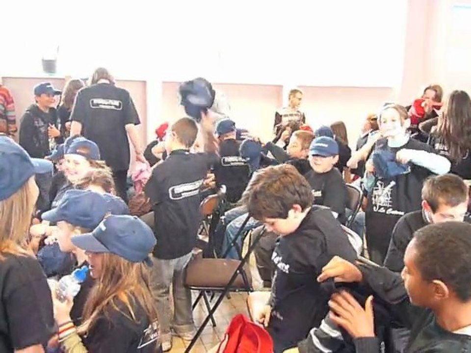 Cateau : remise de tee-shirt aux élèves de l'école Matisse