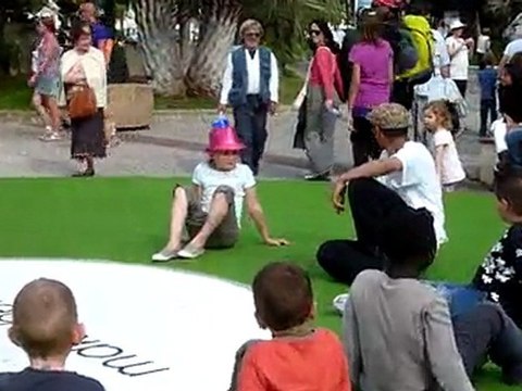 20100426 Clara breakdance Cannes