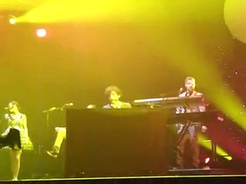 MIKA "Stuck in the middle"