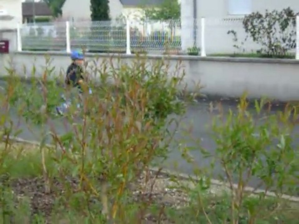 Tristan à vélo 2 roues