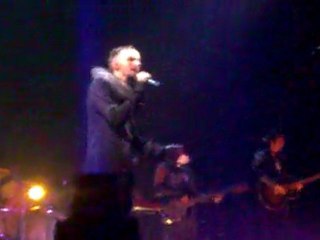 entre nous et le sol...