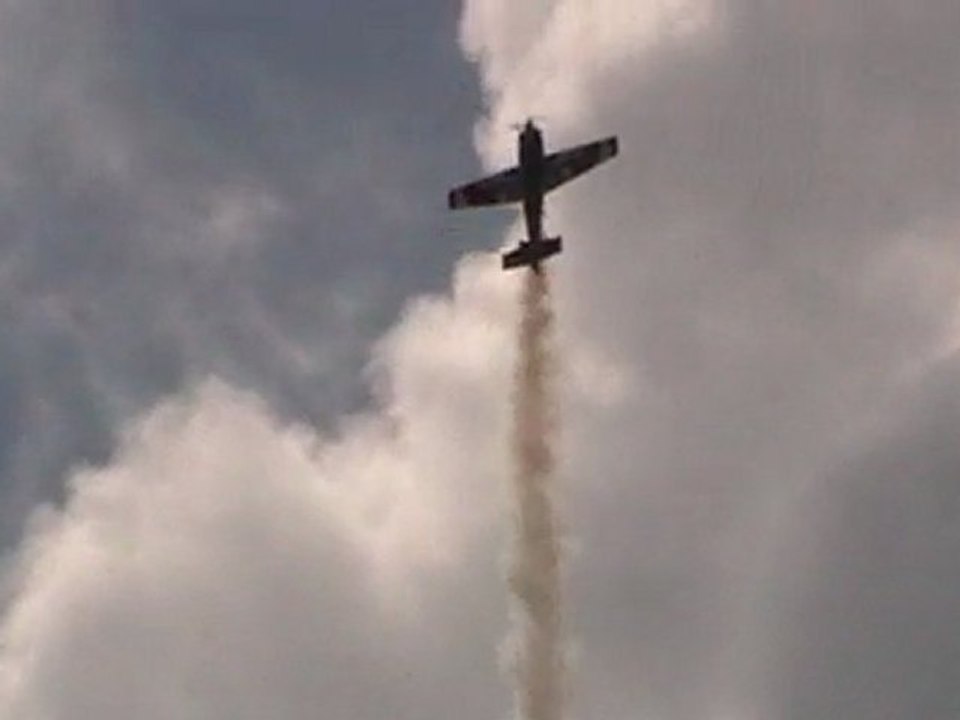 Voltige extra 330 a l'aérodrome de Roupy ST Quentin