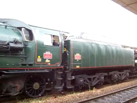 LOCOMOTIVE A VAPEUR 241 P 17 A CHAUMONT