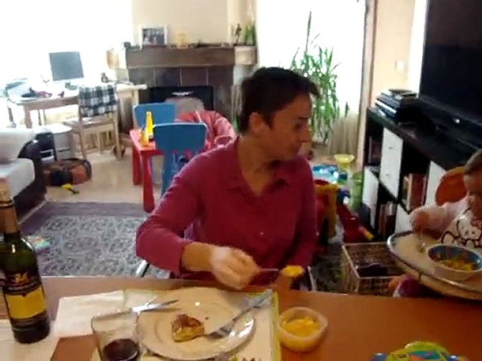 Comiendo - je mange presque toute seule