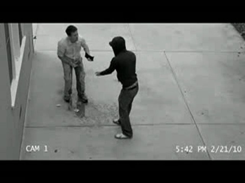 Un mec se pisse dessus pendant qu'on le braque