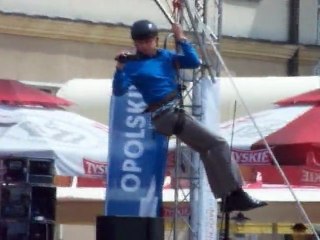Zjazd po linie z wieży opolskiego Ratusza