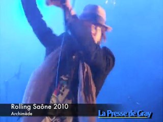 Corps plongés dans le succès