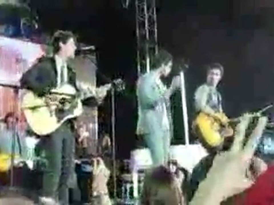 Burnin' Up & Year 3000 en la playa