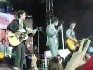 Burnin' Up & Year 3000 en la playa