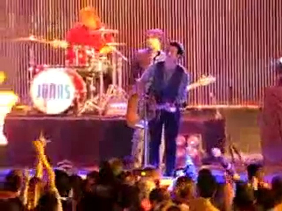 Nick, Joe & Kevi. Show en la playa de noche