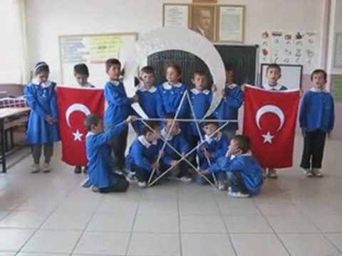 Büyükfındık İ.O. 1-A Sınıfı 23 Nisan Bayrak Gösterisi