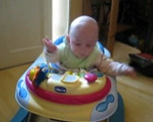 Noé sur son youpala