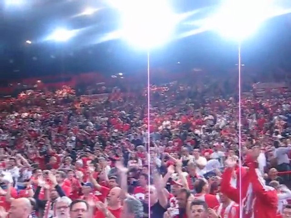 Η είσοδος του Ολυμπιακού στο παρκέ