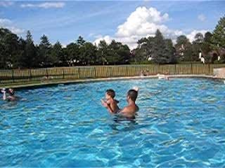 Samy joue au ballon, même dans l'eau !