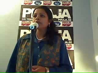 Femme indienne chante "We Will Rock You"