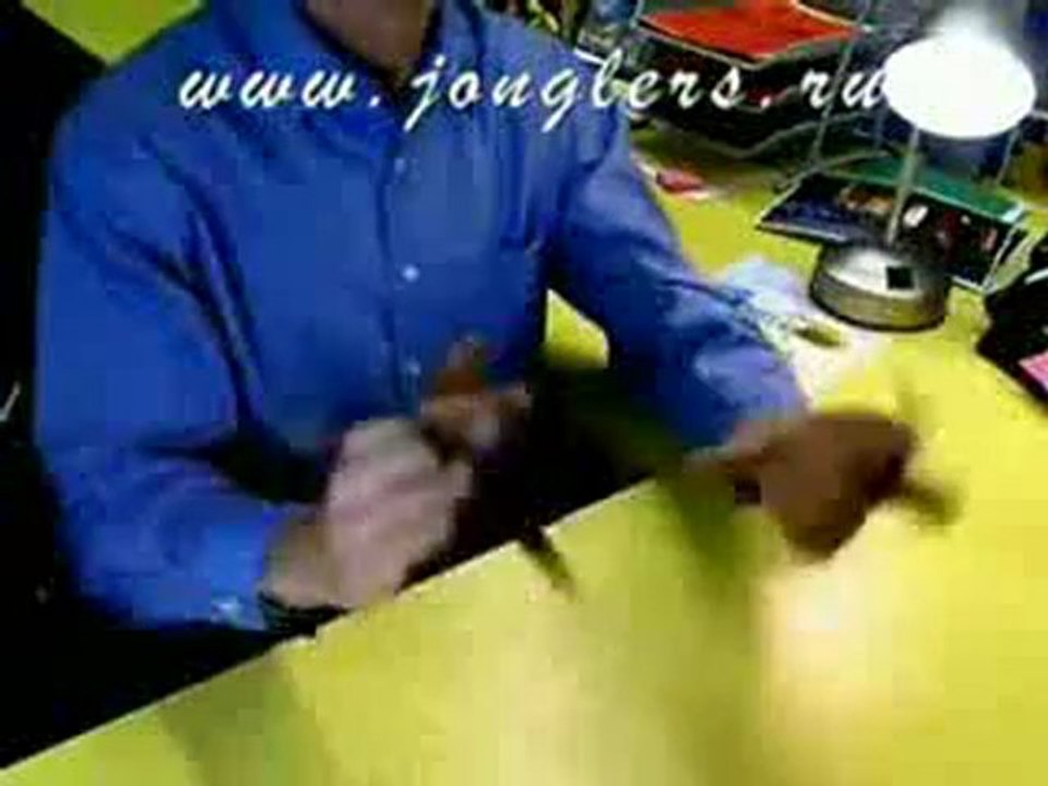 Régis jongle avec des stylos