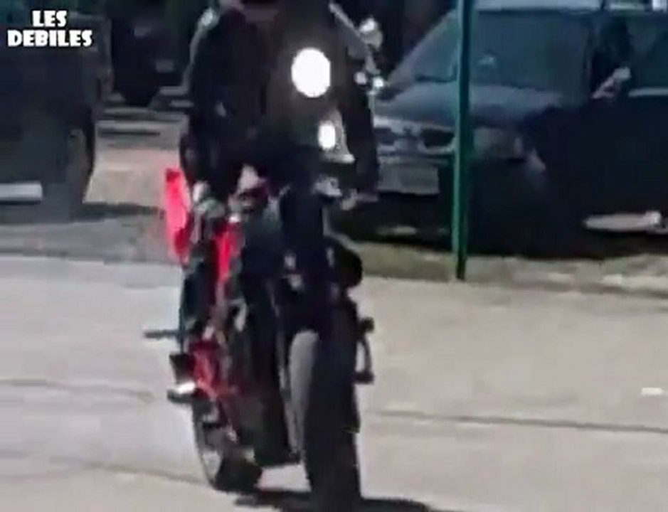 Crash moto : Un stunteur pas tres malin