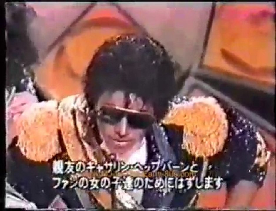 MJ takes off his glasses at Grammy '84
