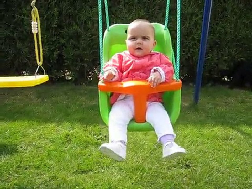 Sarah fait de la balançoire