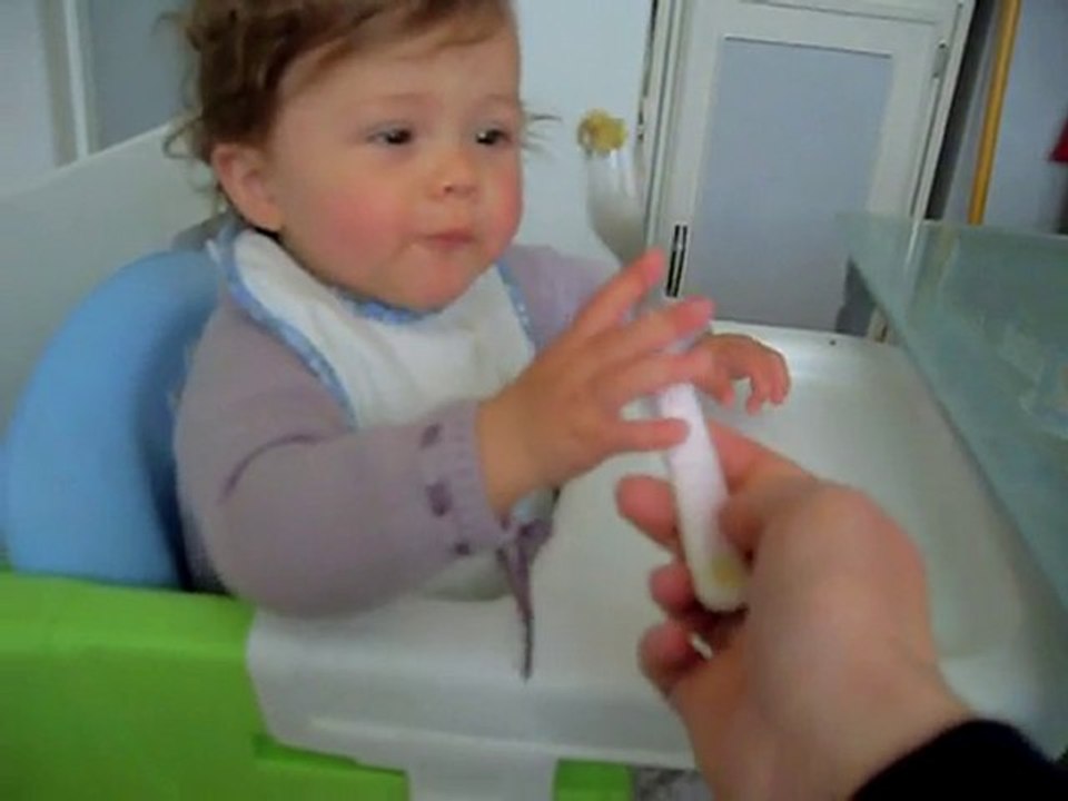 Marie déjeune seule (enfin un peu aidée)