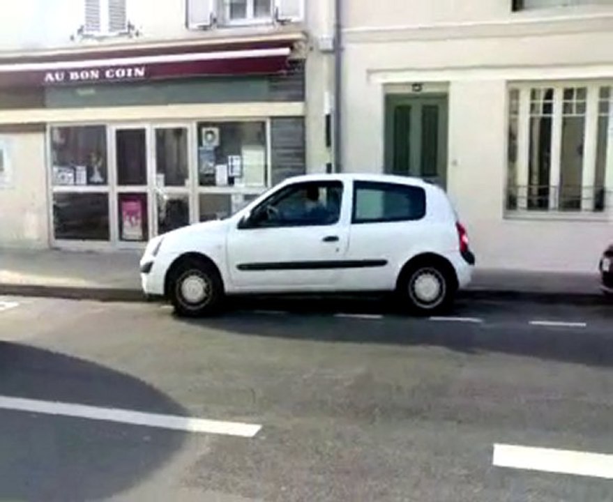 Pascal sort de sa place de parking
