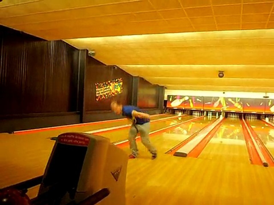 Petit délire au bowling..il est beau mon tir en arrière..lol