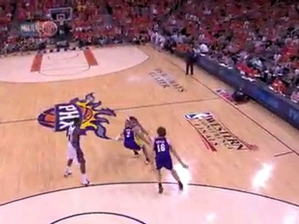 Steve Nash and Amar'e Stoudemire execute a perfect pick and